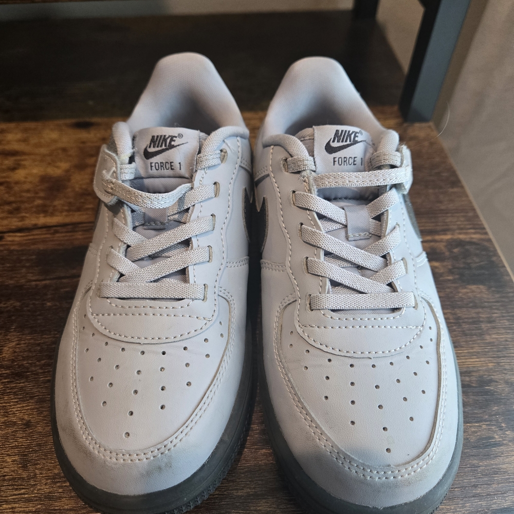 Nike Low Top Sneakers in Light Gray and Black